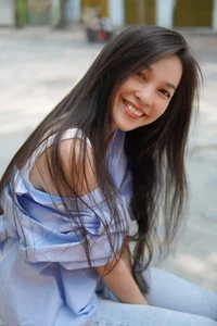 How Singer Hien Thuc Masters Fashion to Accentuate Her Slim Waist - image 5