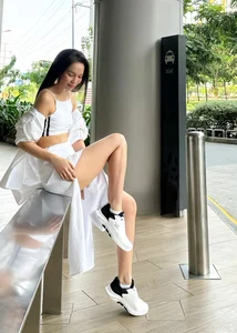 How Singer Hien Thuc Masters Fashion to Accentuate Her Slim Waist - image 6