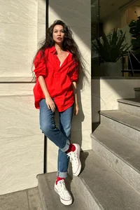 How Singer Hien Thuc Masters Fashion to Accentuate Her Slim Waist - image 9