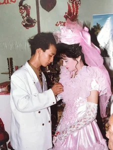 Timeless Elegance: The Viral 1995 Wedding Photos That Are Captivating Modern Audiences - image 2