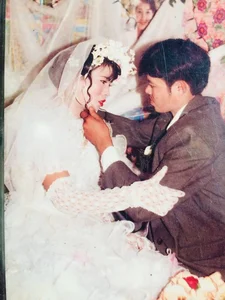 Timeless Elegance: The Viral 1995 Wedding Photos That Are Captivating Modern Audiences - image 6