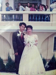 Timeless Elegance: The Viral 1995 Wedding Photos That Are Captivating Modern Audiences - image 5
