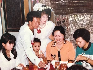 Timeless Elegance: The Viral 1995 Wedding Photos That Are Captivating Modern Audiences - image 1