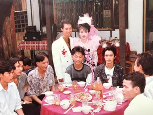 Timeless Elegance: The Viral 1995 Wedding Photos That Are Captivating Modern Audiences - image 0