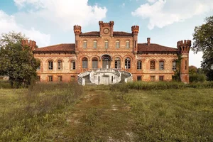 Breathtaking Abandoned Castles Around the World: A Journey into Ruins - image 8