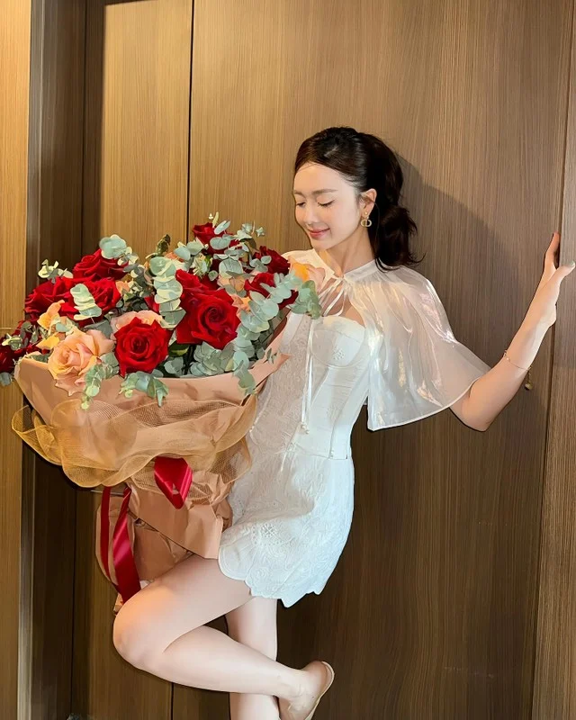 Phuong Oanh Shows Off Her 'Big Gift' While Midu Transforms Into a Traditional Beauty