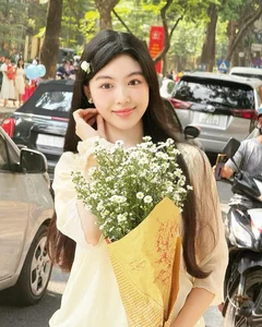 Phuong Oanh Shows Off Her 'Big Gift' While Midu Transforms Into a Traditional Beauty - image 1