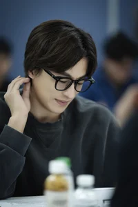 Song Kang Ho and Lee Kwang Soo Lead Star-Studded Cast in Comedy Film Gardeners - image 2