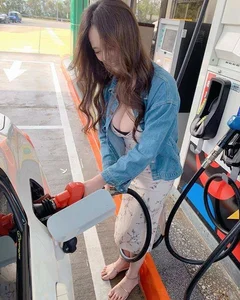 Netizens React to Controversial and Revealing Gas Station Fashion Trends - image 5
