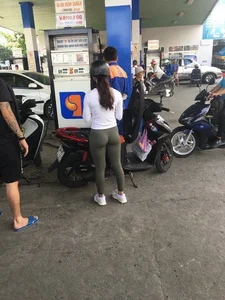 Netizens React to Controversial and Revealing Gas Station Fashion Trends - image 0