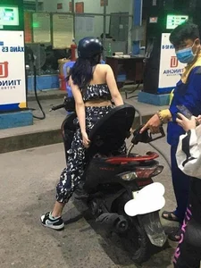 Netizens React to Controversial and Revealing Gas Station Fashion Trends - image 2