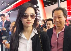 Liu Yifei Effortless Luxury: Cool Exhibition Style and Supercar Shopping - image 4