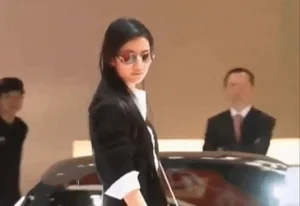 Liu Yifei Effortless Luxury: Cool Exhibition Style and Supercar Shopping - image 3