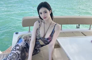 Famous Chinese Hot Mom Redefines Motherhood with Her Glamorous Fashion Style - image 4