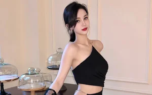 Famous Chinese Hot Mom Redefines Motherhood with Her Glamorous Fashion Style - image 9