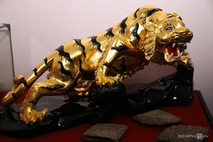 The Art of Gold Leaf: A Four-Generation Family Legacy in Hanoi - image 1