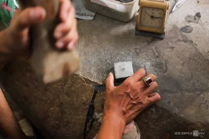 The Art of Gold Leaf: A Four-Generation Family Legacy in Hanoi - image 9