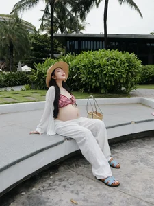 Joyce Pham Redefines Maternity Beach Style - image 1