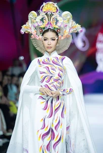 Khanh Van and Minh Tu Deliver Epic Catwalk as Ao Dai Vedettes - image 9