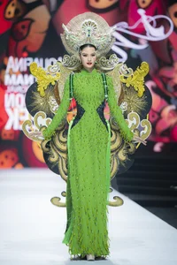 Khanh Van and Minh Tu Deliver Epic Catwalk as Ao Dai Vedettes - image 3