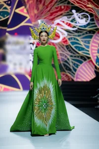 Khanh Van and Minh Tu Deliver Epic Catwalk as Ao Dai Vedettes - image 8