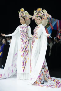 Khanh Van and Minh Tu Deliver Epic Catwalk as Ao Dai Vedettes - image 6
