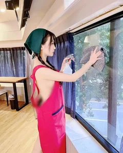 The Apron Aesthetic: Creative Loungewear and Playful Social Media Photoshoots - image 1