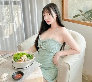 The Apron Aesthetic: Creative Loungewear and Playful Social Media Photoshoots - image 5