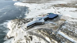 Exploring the Massive 5,000m2 Ice Fortress in China's Extreme Cold - image 6