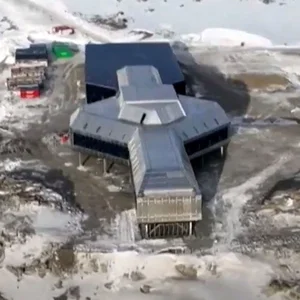 Exploring the Massive 5,000m2 Ice Fortress in China's Extreme Cold - image 3