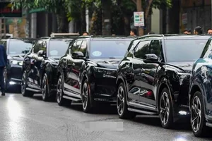 A Moment of Pride: Billionaire Pham Nhat Vuong Drives VinFast VF8 at Son's Wedding - image 7