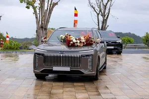 A Moment of Pride: Billionaire Pham Nhat Vuong Drives VinFast VF8 at Son's Wedding - image 10