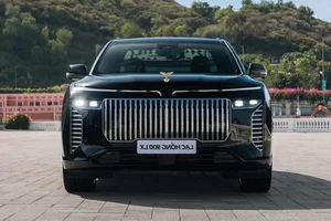 A Moment of Pride: Billionaire Pham Nhat Vuong Drives VinFast VF8 at Son's Wedding - image 4