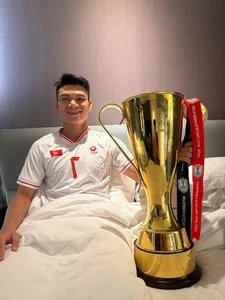 Vietnam Players 'Flex' as They Sleep with the Championship Trophy - image 3