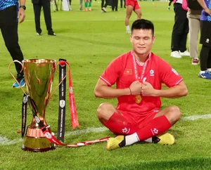 Vietnam Players 'Flex' as They Sleep with the Championship Trophy - image 8
