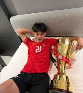 Vietnam Players 'Flex' as They Sleep with the Championship Trophy - image 7