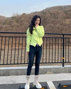 Ji Yeon's Street Style: The Everyday Fashion of South Korea's Screen Icon - image 5