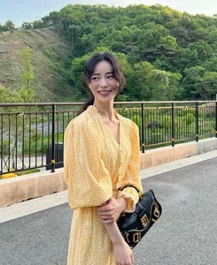 Ji Yeon's Street Style: The Everyday Fashion of South Korea's Screen Icon - image 9
