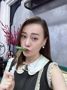 Phuong Oanh Radiant Beauty During Her Twin Pregnancy Journey - image 8