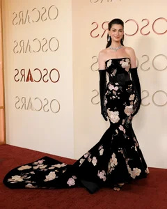 Anne Hathaway Age-Defying Beauty Secrets: Diet and Wellness Tips - image 0