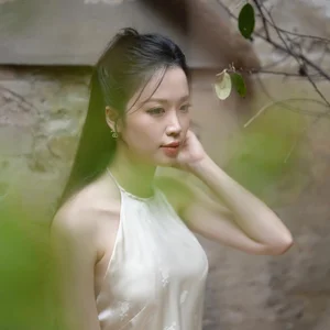 VTV’s Chuyen Dong 24h Host Captivates Fans with Stunning Off-Screen Fashion - image 5