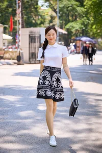 Actress Lan Phuong Radiates Youthful Charm in Casual Street Style Photos - image 4