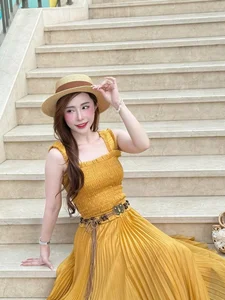 Actress Lan Phuong Radiates Youthful Charm in Casual Street Style Photos - image 5