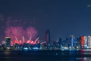 South Korean Fireworks Team Lights Up Da Nang Sky for the First Time - image 10