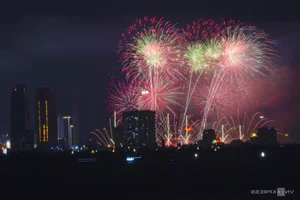 South Korean Fireworks Team Lights Up Da Nang Sky for the First Time - image 1