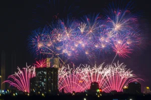 South Korean Fireworks Team Lights Up Da Nang Sky for the First Time - image 9