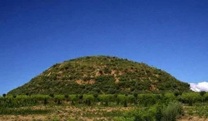 Mysterious Ancient Tomb Revealed After Hill Shakes for Nights - image 1
