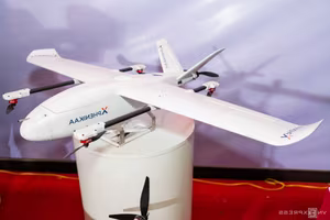 Experts and Guests Admire Made-in-Vietnam UAV at Technology Exhibition - image 1
