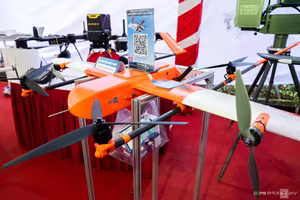 Experts and Guests Admire Made-in-Vietnam UAV at Technology Exhibition - image 2