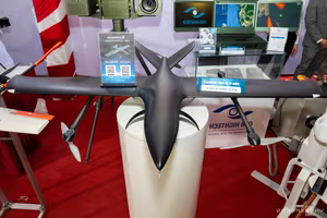 Experts and Guests Admire Made-in-Vietnam UAV at Technology Exhibition - image 4